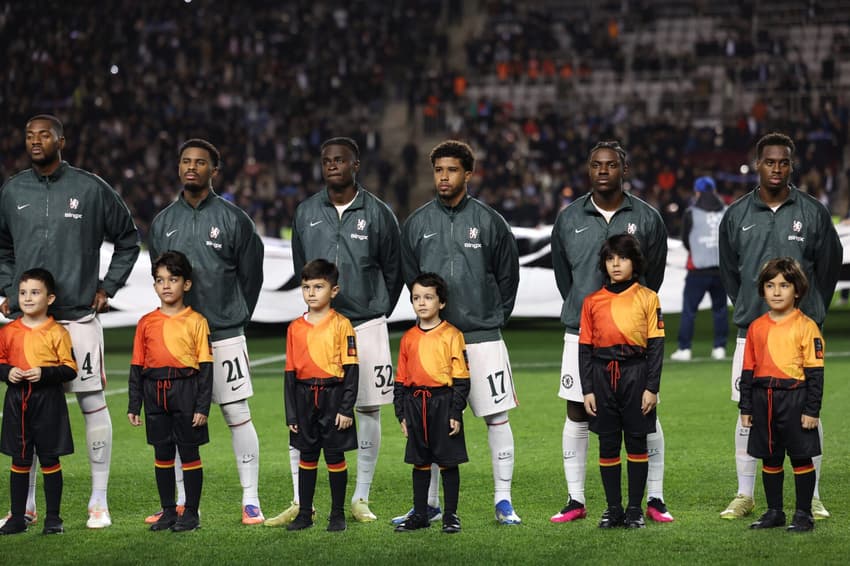 Tosin Adarabioyo, Jorrel Hato, Tyrique George, Andre Santos, Romeo Lavia e Jamie Gittens perfilados para a partida entre Chelsea a Qarabag pela Champions League (Foto: Giorgi ARJEVANIDZE / AFP)