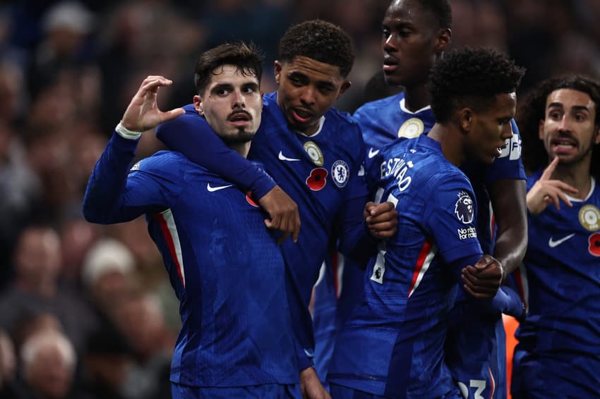 Pela Premier League, o Chelsea venceu o Wolves por 3 a 0 (Foto: HENRY NICHOLLS / AFP) brasileiro