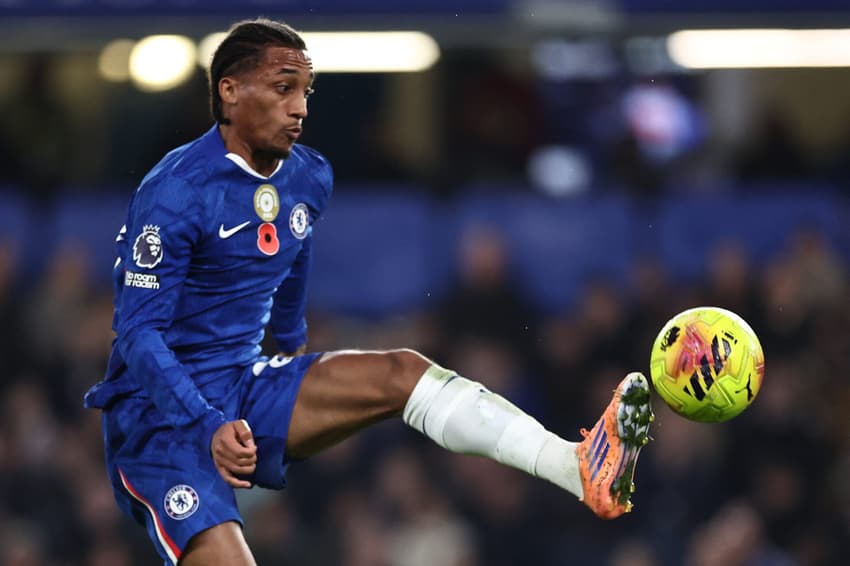 João Pedro em ação pelo Chelsea, na Premier League (Foto: HENRY NICHOLLS / AFP)