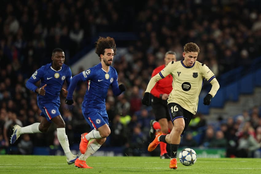 Chelsea e Barcelona em duelo pela Champions League (Foto: Adrian Dennis / AFP)