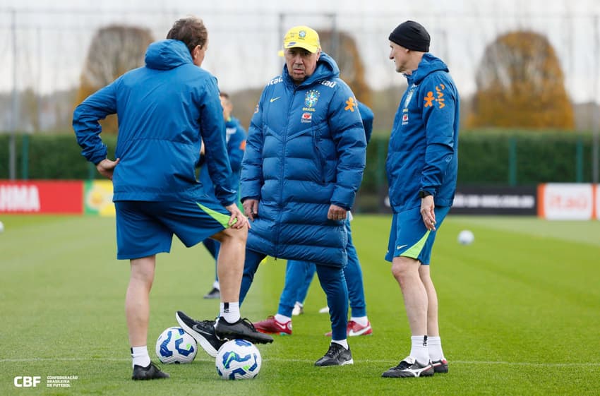 Carlo Ancelotti e comissão técnica do Brasil durante treino da Seleção em Londres