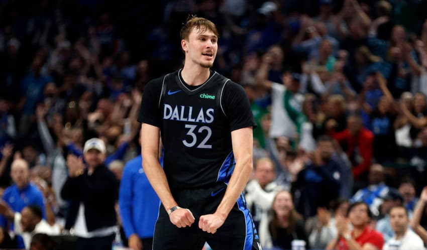 Cooper Flagg em jogo entre Dallas Mavericks e Portland Trail Blazers na NBA (Foto: Ron Jenkins/Getty Images/AFP)