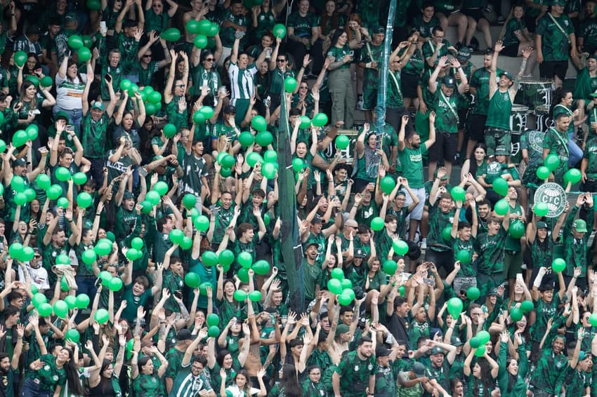 Torcida do Coritiba faz festa na partida contra o Athletic Club no Couto Pereira pela Série B