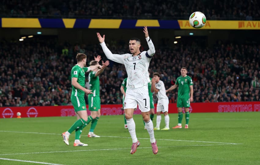 Cristiano Ronaldo reage durante derrota de Portugal para a Irlanda nas Eliminatórias (Foto: Paul Faith / AFP)