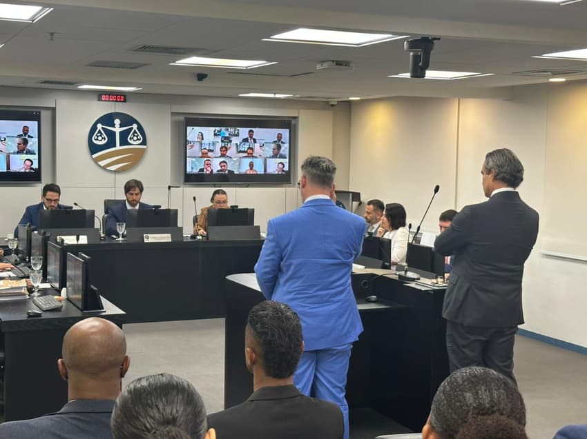 Defesa de Bruno Henrique, do Flamengo, durante o julgamento (Foto: Lucas Bayer/Lance!)