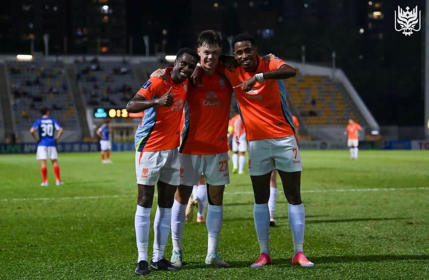 Deni Júnior (à direita) comemora gol com companheiros do Ratchaburi em partida válida pela Champions League Asiática (Foto: Divulgação/Ratchaburi)