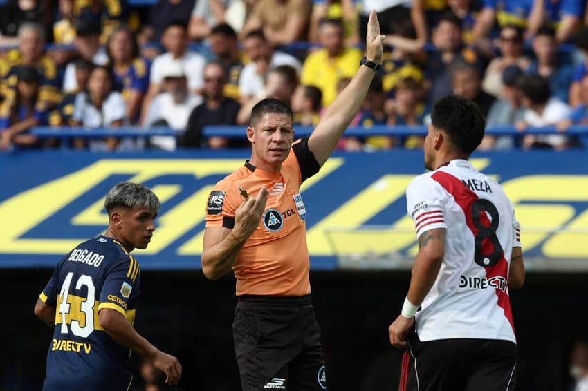 Disputa de bola entre Boca Juniors e River Plate. (Foto: ALEJANDRO PAGNI / AFP)