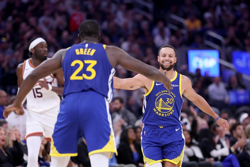 Draymond Green e Stephen Curry em jogo entre Golden State Warriors e Phoenix Suns na NBA (Foto: Ezra Shaw/Getty Images/AFP)