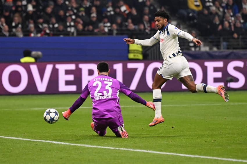 Champions: Éderson, da Atalanta, marca o segundo gol da equipe contra o Eintracht Frankfurt (Foto: Kirill Kudryavtsev/AFP)