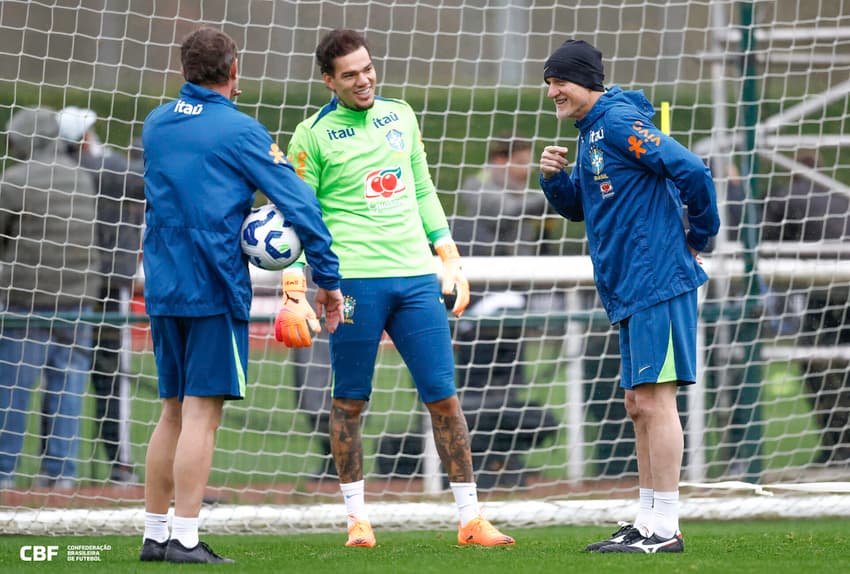 Ederson com o preparador de goleiros Taffarel