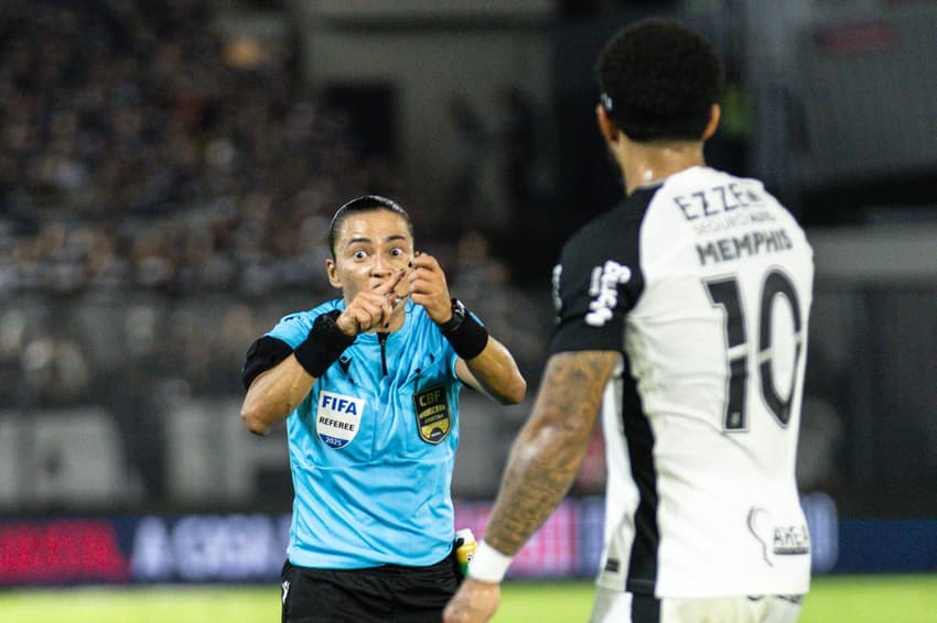 Edna Alves e Memphis Depay durante Bragantino x Corinthians (Foto: Vitor Vidal/Agência F8/Gazeta Press)