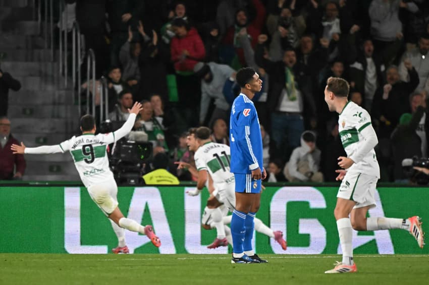 Jogadores do Elche comemoram gol contra o Real Madrid em La Liga (Foto: JOSE JORDAN / AFP)