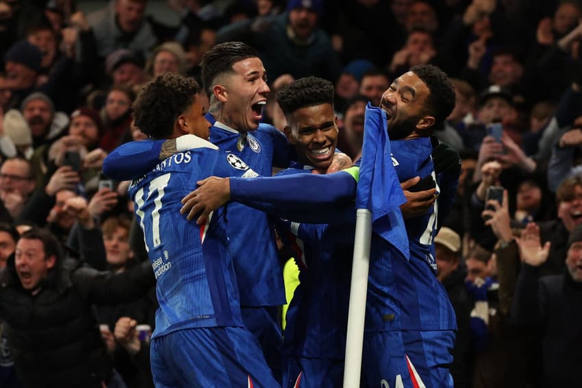 Chelsea comemora gol de Estêvão diante do Barcelona (Foto: Adrian Dennis / AFP)
