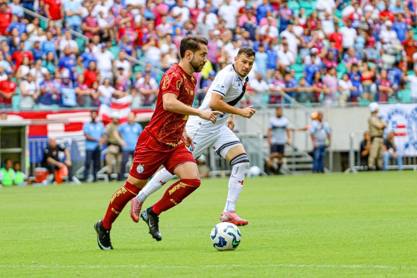 Everton Ribeiro conduz a bola em Bahia x Vasco (Foto: Marcio Roberto/Agência F8/Gazeta Press)