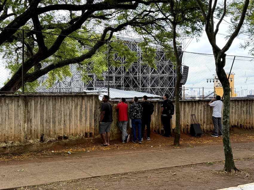 Fãs aproveitam muro baixo para assistir ao GP do Brasil na F1 (Foto: Beatriz Pinheiro/Lance!)