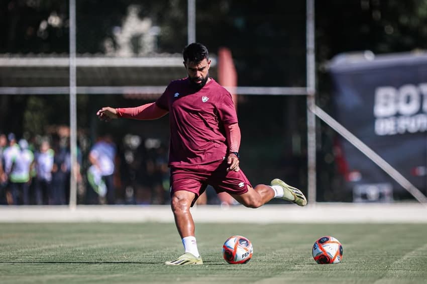 Fernando Benvindo em treino do Fluminense Feminino