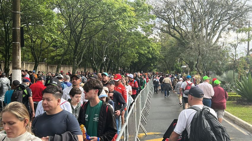 Filas intensas para o segundo dia de GP do Brasil (Foto: Isabella Zuppo/Lance!)