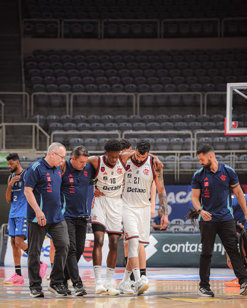 Daniel Onwenu sai de quadra machucado no NBB. (Foto: Paula Reis/Flamengo)