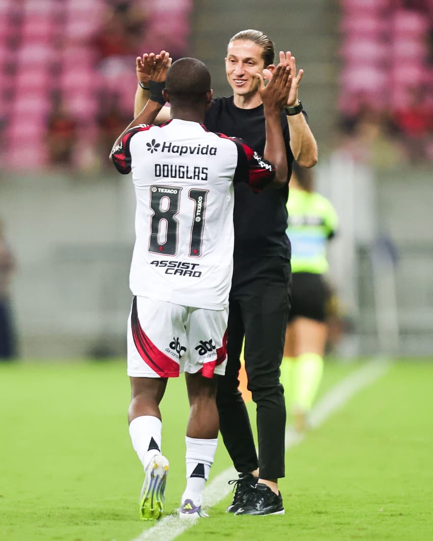 Douglas Telles ao lado de Filipe Luís (Foto: Gilvan de Souza/Flamengo)