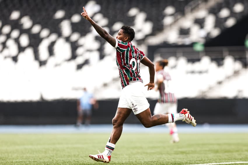 Lelê comemora seu gol pelo Fluminense contra o Botafogo, na semifinal do Carioca Feminino