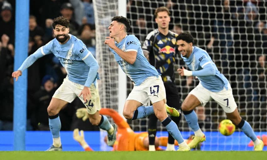 Resumão do Lance!: Phil Foden, do Manchester City, comemora o terceiro gol da equipe contra o Leeds United, no Etihad Stadium (Foto: Oli Scarff/AFP)