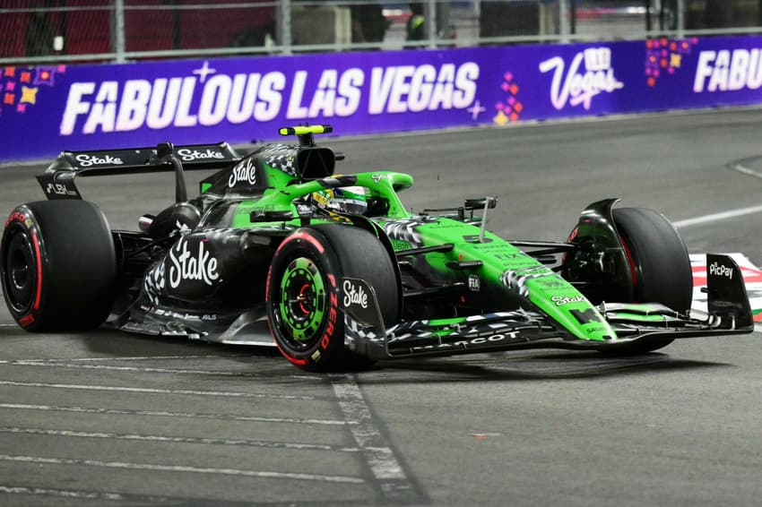 Gabriel Bortoleto no treino livre do GP de Las Vegas na F1 2025 (Foto: Frederic J. Brown / AFP)