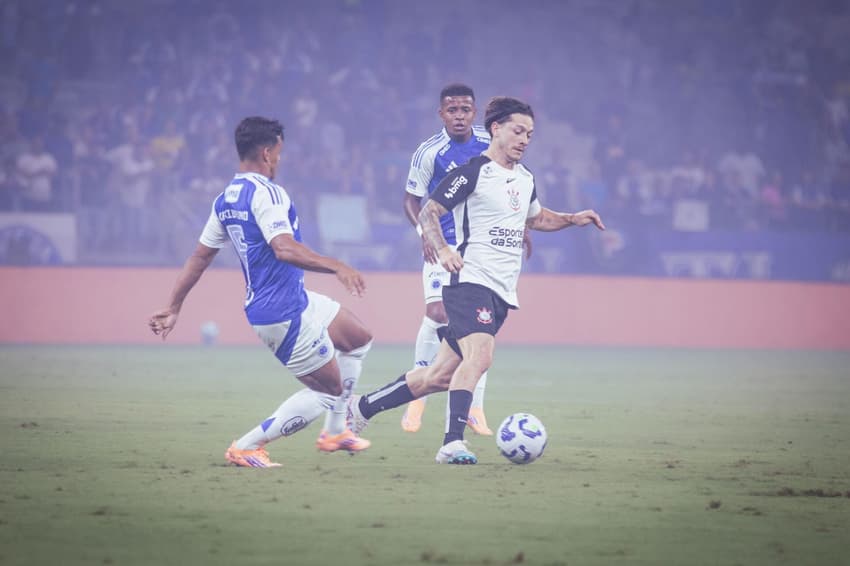 Garro conduz a bola em Cruzeiro x Corinthians (Foto: Clayton Carvalho Fernandes/Pera Photo Press)