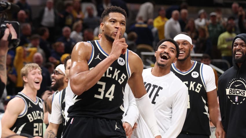 Giannis Antetokounmpo mandando a torcida dos Pacers ficarem em silêncio após ele virar o jogo no game winner (Foto: Pepper Robinson / NBAE / Getty Images / Getty Images via AFP)