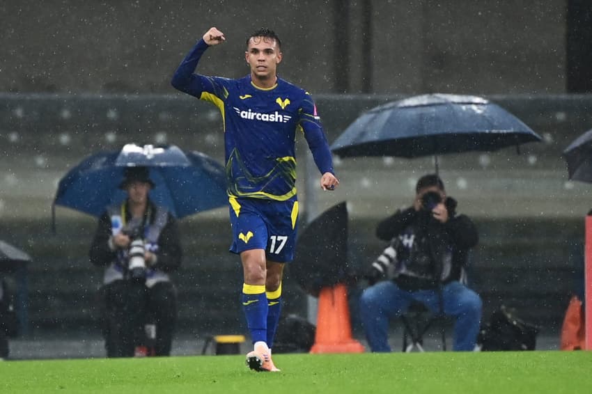 Seleção: Giovane, do Hellas Verona, comemora o gol de abertura contra o Inter de Milão (Foto: Piero Cruciatti/AFP)