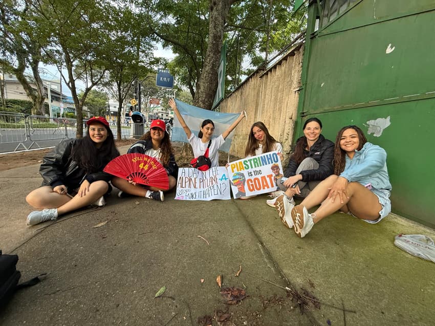 Larissa, Luiza, Nayla, Giulia, Fabiana e Hevelin madrugaram na fila
