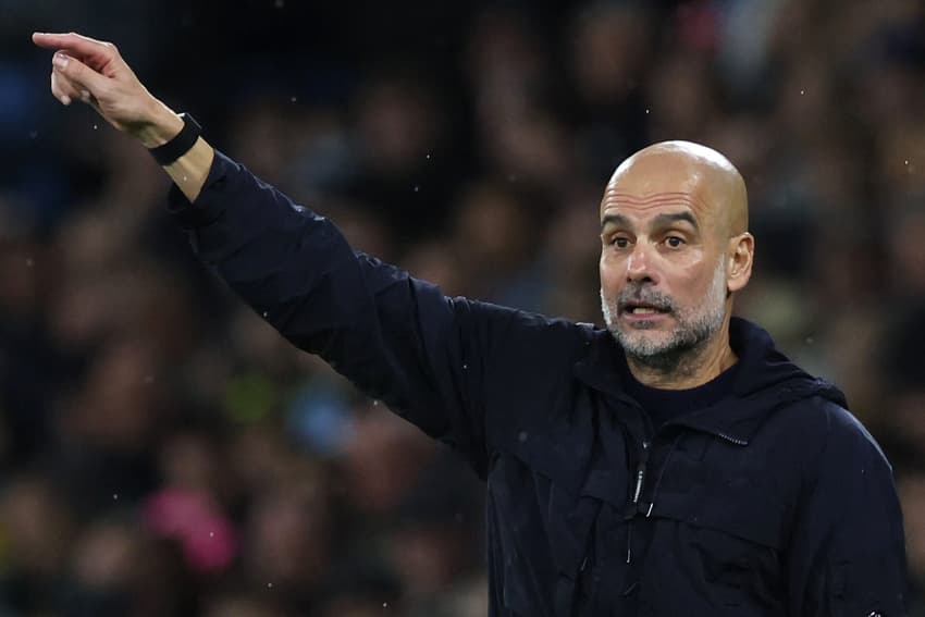 Pep Guardiola durante jogo do Manchester City contra o Liverpool, seu milésimo como técnico profissional (Foto: Darren Staples / AFP)