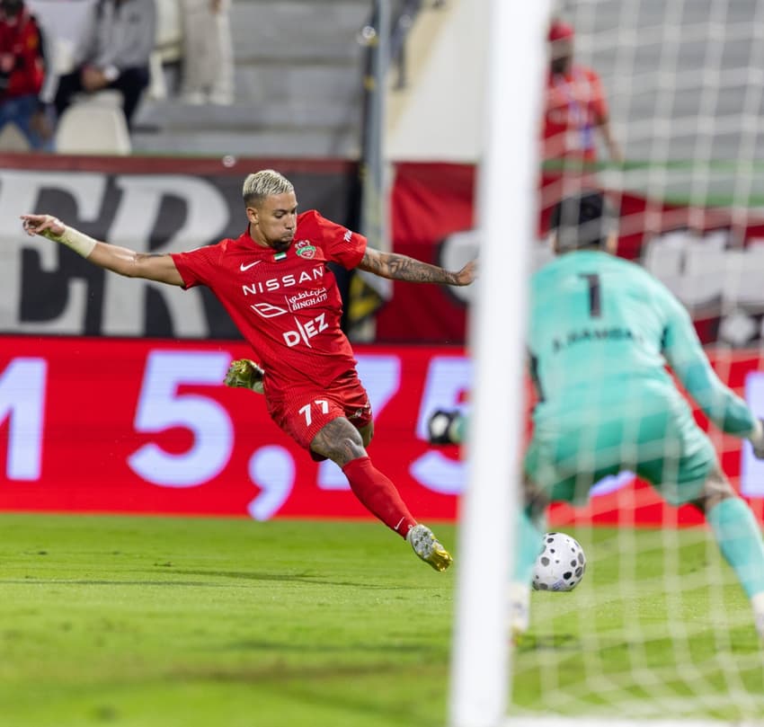 Guilherme Bala em ação pelo Shabab Al-Ahli (Foto: Twitter/Shabab Al Ahli)