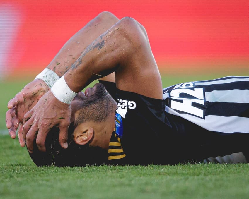 Hulk no chão após perder pênalti (Foto: Pedro Vale)