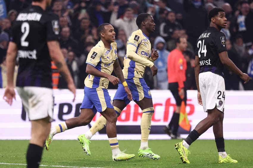 Resumão do Lance!: Igor Paixão comemora seu gol com Timothy Weah, enquanto Dayann Methalie observa, durante a partida da Ligue 1, no Stade Vélodrome (Foto: Alex Martin/AFP)