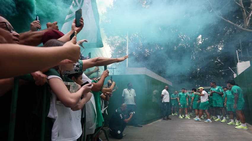 Torcida do Palmeiras faz festa para os jogadores em treinamento na Academia de Futebol