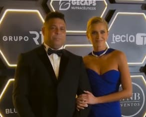 Ronaldo Fenômeno, e a esposa, Celina, no leilão beneficente da Fundação Fenômenos (Reprodução)