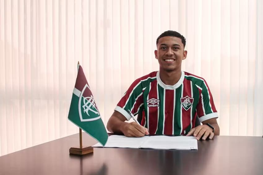Gabriel Renan renova contrato com o Fluminense (Foto: Divulgação)