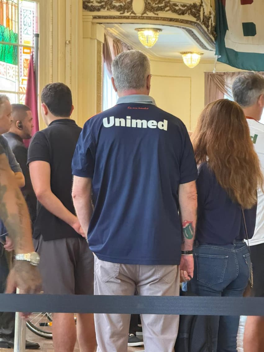 Velório de Celso Barros foi marcado por camisas do Fluminense estampando o nome da Unimed (Foto: Lucas Borges/ Lance!)