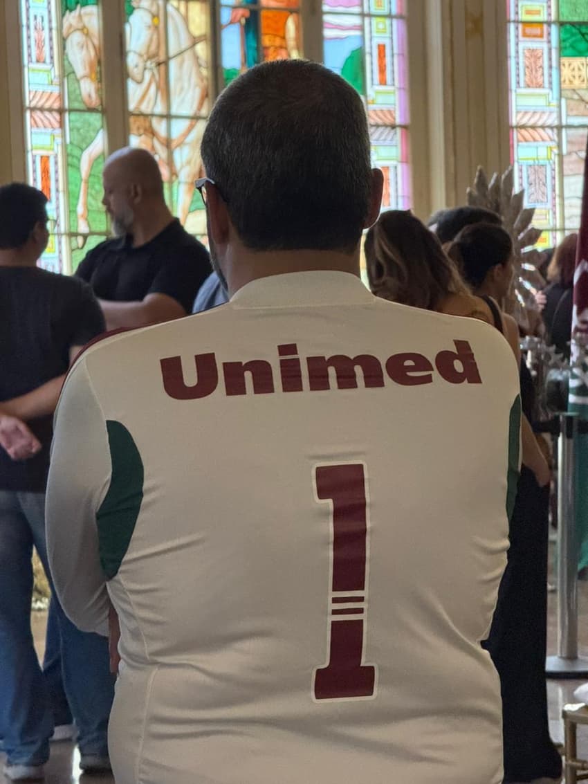 Velório de Celso Barros foi marcado por camisas do Fluminense estampando o nome da Unimed (Foto: Lucas Borges/ Lance!)