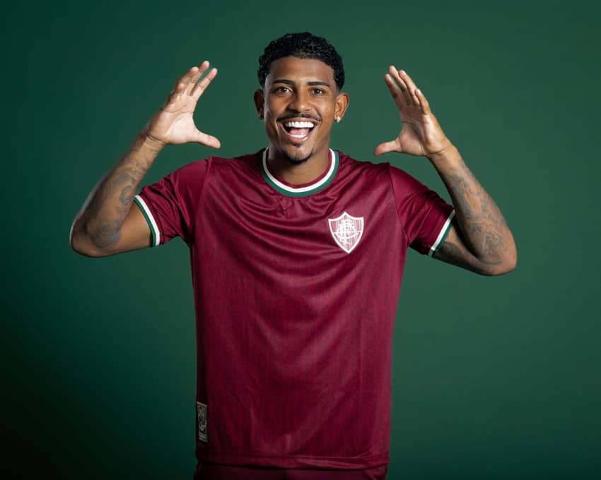 John Kennedy no lançamento da camisa do Fluminense (Foto: Marcelo Gonçalves/ Fluminense FC)