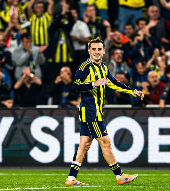 Kerem Akturkoglu, do Fenerbahçe,  durante ação (Foto: Reprodução)