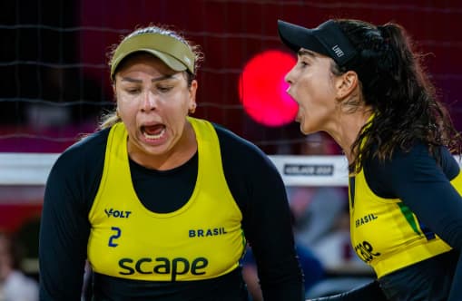 Rebecca (e) e Carol em uma das partidas do Mundial da Austrália (Divulgação)
