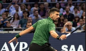 O sérvio Novak Djokovic na vitória na estreia no ATP 250 de Atenas, na Grécia (Divulgação)