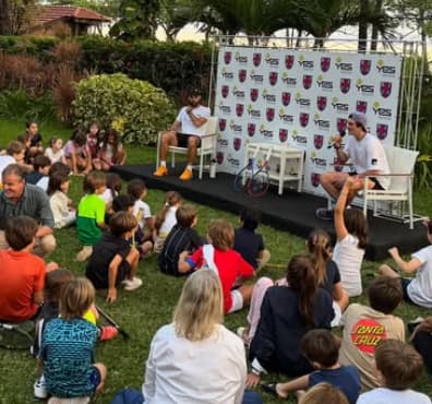 João Fonseca conversa com crianças do Country de Ipanema (Divulgação)