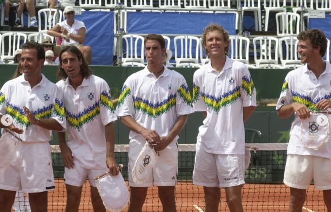Ricardo Acioly (e), Fernando Meligeni, Alexandre Simoni e Guga em um dos duelos da Copa Davis em 2000 (Reprodução)