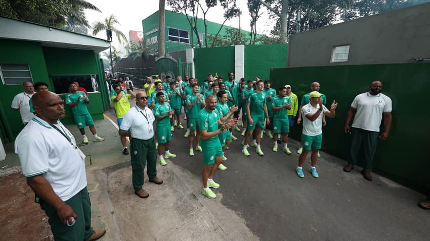 Torcida do Palmeiras faz festa para os jogadores em treinamento na Academia de Futebol