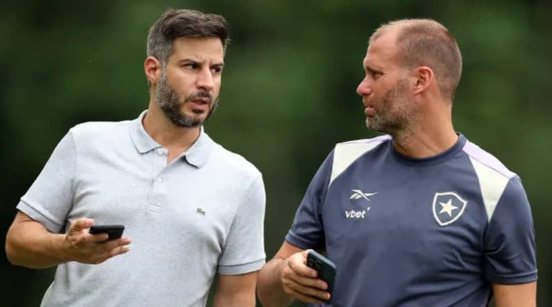 Léo Coelho e Joel Carli, do Botafogo (Foto: Vítor Silva/Botafogo)