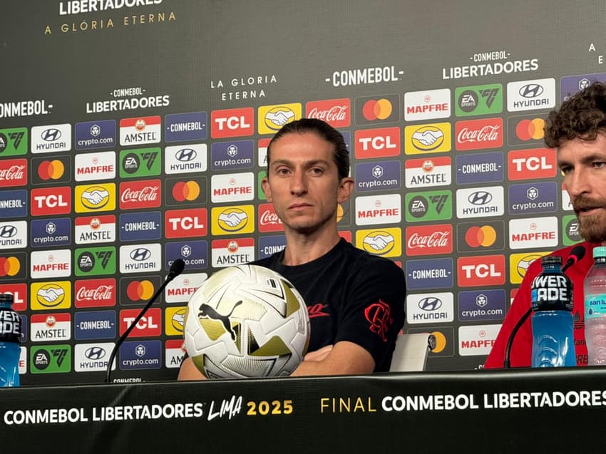 Filipe Luís em coletiva pelo Flamengo antes da final da Libertadores (Foto: Lucas Bayer/ Lance!)