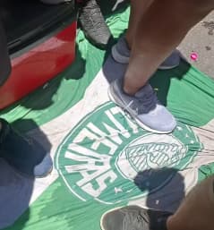 Bandeira do Palmeiras é pisoteada durante festa do Flamengo no centro do Rio (Foto: Emive Ferreira/Lance!)