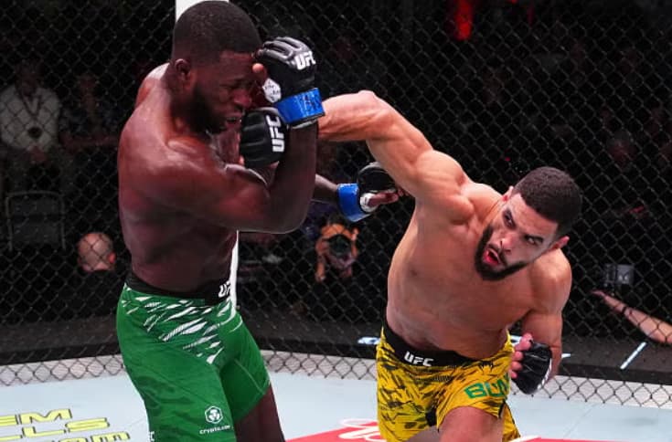 Pular para o conteúdo principal UFC NOTÍCIAS Main navigation Eventos Próximos Passados Ingressos Rankings Atletas Todos os atletas Livro de Recordes NOTÍCIAS UFC UFC FANTASY Conecte-se Newsletter EA Sports UFC 5 ONDE ASSISTIR UFC Fight Pass LOJA Conduct a search When autocomplete results are available, use up and down arrows to review and enter to select. Clear Submit AnteriorPróximo Resultados Gabriel Bonfim nocauteia Randy Brown na luta principal do UFC Vegas 111 Raoni Barcelos, Jacqueline Cavalcanti e Denise Gomes foram os outros brasileiros que saíram vitoriosos no card deste sábado (8), em Las Vegas Por Equipe UFC • 09.11.25 Em sua primeira luta principal no Ultimate, o brasileiro Gabriel Bonfim conquistou um nocaute brutal sobre o jamaicano Randy Brown e consolidou sua ascensão na divisão dos meio-médios, anotando o quarto triunfo seguido no UFC Vegas 111, realizado neste sábado (8), no UFC Apex, em Las Vegas. Outros três brasileiros também se destacaram no card: o peso-galo Raoni Barcelos protagonizou um empolgante duelo diante do norte-americano Ricky Simon e conquistou o triunfo por decisão unânime. A peso-galo Jacqueline Cavalcanti defendeu sua invencibilidade na organização ao bater a ex-desafiante Mayra Sheetara, também por pontos. Ainda no card preliminar, a peso-palha Denise Gomes mostrou que pode alcançar voos ainda mais altos no Top 15 ao superar a norte-americana Tecia Pennington, por decisão unânime, e anotar o quarto resultado positivo consecutivo. Confira abaixo os resultados do card e reveja todas as lutas no UFC Fight Pass. Gabriel Bonfim venceu Randy Brown na luta principal do UFC Vegas 111. (Foto por Jeff Bottari/Zuffa LLC) Resultados | UFC Vegas 111: Bonfim x Brown Sábado, 8 de Novembro - UFC Apex, Las Vegas Card Principal Gabriel Bonfim venceu Randy Brown por nocaute a 1m40s do 2° round Joseph Morales venceu Matt Schnell por finalização (guilhotina) aos 2m54s do &nbsp;1° round Uros Medic venceu Muslim Salikhov por nocaute técnico a 1m03s do 1° round Chris Padilla venceu Ismael Bonfim por nocaute técnico aos 4m30s do 2° round Christian Leroy Duncan venceu Marco Túlio por nocaute aos 3m20s do 2° round Card Preliminar Jamall Emmers venceu Hyder Amil por decisão unânime (30-27, 29-27, 30-27) Raoni Barcelos venceu Ricky Simon por decisão unânime (29-28, 29-28, 29-28) Jacqueline Cavalcanti venceu Mayra Sheetara por decisão unânime (30-27, 30-27, 29-28) Josh Hokit venceu Max Gimenis por nocaute técnico a 56s do 1° round Denise Gomes venceu Tecia Pennington por decisão unânime (30-27, 30-27, 30-27) Daniel Marcos venceu Miles Johns por finalização (mata-leão) aos 4m23s do 2° round Zach Reese venceu Jackson McVey por finalização (mata-leão) a 1m38s do 2° round Gabriel Bonfim nocauteia Randy Brown no 2° round Gabriel Bonfim venceu Randy Brown na luta principal do UFC Vegas 111. (Foto por Jeff Bottari/Zuffa LLC) Em sua primeira luta principal no Ultimate, o brasileiro Gabriel “Marretinha” Bonfim entregou um impressionante cartão de visitas ao nocautear o jamaicano Randy Brown, ainda no 1° round, fechando o card do UFC Vegas 111. Diante de um rival com maior envergadura, Bonfim adotou a estratégia de usar bastante os chutes baixos, para minar a movimentação do jamaicano, e mostrar precisão nos golpes de encontro. Após uma primeira parcial com sucesso em sua tática, “Marretinha” acertou uma joelhada certeira de rara felicidade em uma tentativa de aproximação do seu rival e levou Brown à knockdown. Com Randy no solo, Bonfim precisou de mais um ou dois socos para obrigar o árbitro a interromper o duelo e anotar a quarta vitória consecutiva de Gabriel na organização. Atual 14° colocado no ranking dos meio-médios, o brasileiro segue com sua ascensão impressionante na organização e começa a sonhar com uma vaga no Top 10 até 77 Kg. O brasileiro Gabriel Bonfim fala no Octógono após a vitória por nocaute sobre Randy Brown na luta principal do UFC Vegas 111! Joseph Morales finaliza Matt Schnell no &nbsp;1° round Joseph Morales venceu Matt Schnell no card principal do UFC Vegas 111. (Foto por Jeff Bottari/Zuffa LLC) O peso-mosca Joseph Morales deu início a sua segunda passagem na organização disposto a mostrar que pode alcançar a elite da divisão peso-mosca. No card principal do UFC Vegas 111, o campeão do The Ultimate Fighter 33 não tomou conhecimento do norte-americano Matt Schnell e finalizou o seu rival de forma rápida em pouco mais de dois minutos. Conhecido pelo seu jiu-jítsu de alto nível, Morales rapidamente derrubou seu rival e tentou encaixar uma kimura. Após Schnell defender a primeira tentativa, Joseph foi para a guilhotina e acertou de forma rápida a posição, obrigando o veterano a dar os três tapinhas. Aos 31 anos, Morales anota a sua oitava vitória por finalização e eleva o seu cartel para 14-2, mostrando que possui condições de disputar posição com os principais nomes da divisão até 57 Kg. Uros Medic nocauteia Muslim Salikhov no 1° round Uros Medic venceu Muslim Salikhov no card principal do UFC Vegas 111. (Foto por Jeff Bottari/Zuffa LLC) O sérvio Uros Medic precisou de pouco mais de um minuto para nocautear o russo Muslim Salikhov e anotar sua segunda vitória consecutiva na divisão dos meio-médios. Ainda no início do confronto, Medic conectou um direto de encontro que explodiu no rosto de Salikhov e levou o russo à knockdown. Na sequência o sérvio seguiu golpeando o seu oponente, até o árbitro interromper e dar números finais ao duelo. Conhecido pelo seu poder de nocaute, Medic é terceiro atleta em atividade com mais triunfos por este método (6) desde 2021, perdendo apenas para Alex Poatan e Steve Garcia. Em nove lutas na organização, o lutador sérvio ostenta o retrospecto de 6-3, consolidando-se como um dos nomes em ascensão na divisão até 77 Kg. Chris Padilla nocauteia Ismael Bonfim no 2° round Chris Padilla venceu Ismael Bonfim no card principal do UFC Vegas 111. (Foto por Jeff Bottari/Zuffa LLC) O norte-americano Chris Padilla segue com sua impressionante ascensão na organização ao nocautear o brasileiro Ismael Bonfim no card principal do UFC Vegas 111. Após mostrar os cotovelos na pesagem oficial, numa amostra do que viria neste sábado (8), “Taco” mostrou o poder dessa sua arma no Octógono. O norte-americano castigou Bonfim com golpes na curta distância, alternando ataques na linha de cintura e no rosto de “Marreta”. No 2° round, Padilla conectou uma cotovelada certeira de encontro que derrubou Bonfim. O brasileiro foi ao solo e não conseguiu se defender da chuva de socos e cotoveladas recebidas na sequência e forçou o árbitro a interromper o confronto, aumentando seu retrospecto na organização para 4-0. Christian Leroy Duncan nocauteia Marco Túlio no 2° round Christian Leroy Duncan venceu Marco Tulio no card principal do UFC Vegas 111. (Foto por Jeff Bottari/Zuffa LLC) O inglês Christian Leroy Duncan fechou 2025 com 100% de aproveitamento ao anotar sua terceira vitória consecutiva com um nocaute brutal sobre o brasileiro Marco Túlio, na abertura do card principal do UFC Vegas 111. Mostrando mais velocidade e potência nos golpes desde os primeiros segundos de luta, o “CLD” deixou seu rival desconfortável na trocação e obrigou Marco a buscar as quedas e a luta agarrada na primeira parcial. No round seguinte, o inglês voltou mais esperto nas defesas e rapidamente conectou um soco giratório que explodiu em cheio no rosto de Matuto e o fez balançar. Duncan capitalizou o momento, foi para a blitz e emendou mais alguns socos até Marco Tulio cair apagado e o árbitro interromper o combate. Com cinco triunfos em suas últimas seis lutas, Christian se prontifica a uma possível vaga no Top 15 do peso-médio na próxima atualização do ranking. Jamall Emmers vence Hyder Amil por decisão unânime Jamall Emmers venceu Hyder Amil no card preliminar do UFC Vegas 111. (Foto por Jeff Bottari/Zuffa LLC) O peso-pena Jamall Emmers anotou sua segunda vitória consecutiva na organização ao superar Hyder Amil, por decisão unânime, no encerramento do card preliminar do UFC Vegas 111. Disposto a não sofrer sustos, Emmers investiu nas quedas e no controle posicional para anular qualquer investida do seu rival. No solo, Jamall se mostrou rápido nas transições, chegando a encaixar algumas finalizações, que por pouco não encerraram o confronto. Ao fim dos 15 minutos, as papeletas foram abertas e os três juízes laterais marcaram o triunfo de Jamall, de forma unânime, elevando o cartel do norte-americano para 22-8. Raoni Barcelos vence Ricky Simon por decisão unânime Raoni Barcelos venceu Ricky Simon no card preliminar do UFC Vegas 111. (Foto por Jeff Bottari/Zuffa LLC) O brasileiro Raoni Barcelos segue vivendo um grande momento na organização. No card preliminar do UFC Vegas 111, o peso-galo superou o norte-americano Ricky Simon, por decisão unânime, em um confronto que empolgou o público no UFC Apex. Em um duelo altamente equilibrado, os dois atletas trocaram golpes de forma franca por boa parte dos 15 minutos. Com 69 ataques significativos conectados e 1 queda conquistada, Raoni mostrou que, mesmo aos 38 anos de idade, ainda pode disputar com os principais nomes da divisão até 61 Kg. O lutador carioca anota o seu quarto triunfo consecutivo no Octógono, terceira maior marca ativa da categoria, e segue sem saber o que é derrota desde agosto de 2023. Mostrando evolução em seus talentos e um bom preparo físico, Raoni prova que ainda está longe de pensar em aposentadoria e termina 2025 como um dos nomes mais quentes da divisão peso-galo. O brasileiro Raoni Barcelos fala no Octógono após a vitória por decisão unânime sobre Ricky Simon no UFC Vegas 111! Jacqueline Cavalcanti vence Mayra Sheetara por decisão unânime Jacqueline Cavalcanti venceu Mayra Sheetara no card preliminar do UFC Vegas 111. (Foto por Jeff Bottari/Zuffa LLC) Dando continuidade ao card preliminar do UFC Vegas 111, a luso-brasileira Jacqueline Cavalcanti venceu a ex-desafiante Mayra Sheetara em duelo pela divisão peso-galo. O duelo transcorreu todo na trocação com Cavalcanti trabalhando da média para longa distância, conectando chutes e socos para evitar a aproximação de Mayra, que é especialista na luta agarrada. Com mais de 80 golpes significativos, Jacqueline dominou o confronto sem sustos e saiu vitoriosa na decisão unânime dos juízes, com um duplo 30-27 e um 29-28. Com o triunfo, a luso-brasileira alcança a segunda maior sequência ativa de triunfos do peso-galo (4) e se consolida como um dos principais nomes em ascensão na divisão, ainda invicta desde sua estreia no Octógono, em setembro de 2023. A luso-brasileira Jacqueline Cavalcanti conversa com a repórter Mayara Munhos nos bastidores do UFC Vegas 111 após a vitória sobre a compatriota Mayra Bueno Silva. Josh Hokit nocauteia Max Gimenis no 1° round Josh Hokit venceu Max Gimenis no card preliminar do UFC Vegas 111. (Foto por Jeff Bottari/Zuffa LLC) O peso-pesado Josh Hokit estreou de forma impressionante no Octógono ao nocautear o brasileiro Max Gimenis, em apenas 56 segundos, no card preliminar do UFC Vegas 111. Após o soar do gongo, Hokit não quis tocar luvas com o brasileiro e rapidamente partiu para cima de Max tentando conectar cruzados e diretos. Com pouco menos de um minuto, o norte-americano acertou um golpe de direita certeiro que balançou o brasileiro. Josh aproveitou o momento para emendar nova sequência de ataques no seu rival, obrigando o árbitro a interromper o confronto. Com apenas 27 anos, Hokit se apresenta como um interessante nome a ser observado para o futuro da divisão dos pesados. Invicto no MMA com cartel 7-0, com todos os triunfos por via rápida, o norte-americano fez um desafio ao brasileiro Valter Walker ainda no Octógono, mostrando que já está de olho nos principais nomes da categoria. Denise Gomes vence Tecia Pennington por decisão unânime Denise Gomes venceu Tecia Pennington no card preliminar do UFC Vegas 111. (Foto por Jeff Bottari/Zuffa LLC) Primeira atleta brasileira a pisar no Octógono do UFC Apex na noite deste sábado (8), a peso-palha Denise Gomes venceu a norte-americana Tecia Pennington, por decisão unânime, com um triplo 30-27, no card preliminar do UFC Vegas 111. Adotando uma estratégia segura, a brasileira começou o confronto conectando socos e cotoveladas na sua rival e trocando de base a todo tempo para confundir Pennington. Nos 10 minutos finais, Denise manteve a tática, entretanto, conquistando quedas cruciais em momentos chaves dos rounds. Ao fim dos 15 minutos, o confronto foi decidido nas papeletas e os três juízes laterais anotaram o triunfo a favor da brasileira. Atual 15ª colocada no ranking do peso-palha, Gomes deve trocar de posição com sua adversária - que está duas colocações acima - na próxima atualização da classificação. A brasileira Denise Gomes conversa com a repórter Mayara Munhos nos bastidores do UFC Vegas 111 após a vitória sobre Tecia Pennington. Daniel Marcos finaliza Miles Johns no 2° round Daniel Marcos venceu Miles Johns no card preliminar do UFC Vegas 111. (Foto por Jeff Bottari/Zuffa LLC) O peruano Daniel Marcos retornou ao caminho das vitórias ao aplicar uma linda finalização sobre o norte-americano Miles Johns, no card preliminar do UFC Vegas 111, em duelo válido pela divisão peso-galo. Desde os primeiros segundos de luta, o confronto de estilos no Octógono ficou nítido: Marcos buscava encurtar a distância e usar a luta agarrada, enquanto Johns queria usar o seu forte poder de nocaute, que já lhe rendeu duas vitórias na organização. E o peruano levou a melhor o duelo ao derrubar o norte-americano, fazer a transição para as costas e encaixar um mata-leão que apagou Johns. Em suas últimas quatro apresentações, Marcos conquistou três vitórias e começa a postular uma possível vaga no Top 15 até 61 Kg. Zach Reese finaliza Jackson McVey no 2° round Zach Reese venceu Jackson McVey no card preliminar do UFC Vegas 111. (Foto por Jeff Bottari/Zuffa LLC) Zach Reese abriu a noite de lutas no UFC Vegas 111 ao vencer Jackson McVey por finalização, com um mata-leão, no 2° round do confronto. McVey começou o confronto impondo pressão, travando o seu rival no clinch e conectando golpes certeiros na curta distância, um deles inclusive, abrindo um corte no supercílio de Zach. Encontrando dificuldades na trocação, Reese encontrou a estratégia ideal para virar o combate: usar as quedas. Logo no começo da segunda parcial, Zach derrubou McVey, fez a transição para as costas e encaixou um mata-leão, obrigando o seu rival a dar os três tapinhas. Foi o segundo triunfo do norte-americano em três lutas na temporada 2025, fechando o ano com moral na organização. Não perca o UFC Vegas 111: Bonfim x Brown, dia 8 de novembro, com transmissão ao vivo e exclusiva do UFC Fight Pass. O card preliminar começa às 18 horas e o card principal tem início às 21 horas (horários de Brasília). News and announcements View all Novembro 8, 2025 Cartões de Pontuação | UFC Vegas 111: Bonfim x Brown Novembro 8, 2025 Entrevista de Octógono com Gabriel Bonfim | UFC Vegas 111 Tags card completo resultados UFC Vegas 111 Gabriel Bonfim Randy Brown Up Next Cartões de Pontuação | UFC Vegas 111: Bonfim x Brown Confira como os juízes laterais pontuaram cada round do evento deste sábado (8), no UFC Apex, em Las Vegas. Welterweight Bout Bonfim vs Brown 08.11.25 / 21:00 -03 UFC APEX, Las Vegas United States Como Assistir Sua opinião é importante Atleta favorito? Sugestões? Comentários? Deixe-os aqui! Compartilhar Comentários Share page on your social feeds:FacebookTwitter Brasil ChinaEnglishFrançaJapãoKoreaLatin AmericaRússiaUSA Espanol Footer UFC Carreiras Loja Redes Sociais Facebook Instagram YouTube TikTok Twitter LinkedIn O UFC FAQ Fight Pass Dispositivos Imprensa Legal Termos Política de Privacidade Copy link✓Obrigado por compartilhar!Find any serviceAddToAnyMais… Back to top Ao clicar em &quot;Aceitar todos os cookies&quot;, concorda com o armazenamento de cookies no seu dispositivo para melhorar a navegação no site, analisar a utilização do site e ajudar nas nossas iniciativas de marketing.Definições de cookies Rejeitar Todos Aceitar todos os cookiesSeu sinal de preferência de cancelamento é respeitadoCentro de preferências de privacidadeQuando visita um website, este pode armazenar ou recolher informações no seu navegador, principalmente na forma de cookies. Esta informação pode ser sobre si, as suas preferências ou o seu dispositivo e é utilizada principalmente para fazer o website funcionar conforme o esperado. A informação normalmente não o identifica diretamente, mas pode dar-lhe uma experiência web mais personalizada. Uma vez que respeitamos o seu direito à privacidade, pode optar por não permitir alguns tipos de cookies. Clique nos cabeçalhos das diferentes categorias para saber mais e alterar as nossas configurações predefinidas. No entanto, o bloqueio de alguns tipos de cookies pode afetar a sua experiência no website e os serviços que podemos oferecer. Mais informaçãoPermitir todosGerir preferências de cookiesCookies estritamente necessáriosSempre ativosEstes cookies são necessários para que o website funcione e não podem ser desligados nos nossos sistemas. Normalmente, eles só são configurados em resposta a ações levadas a cabo por si e que correspondem a uma solicitação de serviços, tais como definir as suas preferências de privacidade, iniciar sessão ou preencher formulários. Pode configurar o seu navegador para bloquear ou alertá-lo(a) sobre esses cookies, mas algumas partes do website não funcionarão. Estes cookies não armazenam qualquer informação pessoal identificável.Cookies de terceiros‎Cookies de desempenho Cookies de desempenho Estes cookies permitem-nos contar visitas e fontes de tráfego, para que possamos medir e melhorar o desempenho do nosso website. Eles ajudam-nos a saber quais são as páginas mais e menos populares e a ver como os visitantes se movimentam pelo website. Todas as informações recolhidas por estes cookies são agregadas e, por conseguinte, anónimas. Se não permitir estes cookies, não saberemos quando visitou o nosso site.Cookies de terceiros‎Cookies de funcionalidade Cookies de funcionalidade Estes cookies permitem que o site forneça uma funcionalidade e personalização melhoradas. Podem ser estabelecidos por nós ou por fornecedores externos cujos serviços adicionámos às nossas páginas. Se não permitir estes cookies algumas destas funcionalidades, ou mesmo todas, podem não atuar corretamente.Cookies de terceiros‎Cookies de publicidade Cookies de publicidade Estes cookies podem ser estabelecidos através do nosso site pelos nossos parceiros de publicidade. Podem ser usados por essas empresas para construir um perfil sobre os seus interesses e mostrar-lhe anúncios relevantes em outros websites. Eles não armazenam diretamente informações pessoais, mas são baseados na identificação exclusiva do seu navegador e dispositivo de internet. Se não permitir estes cookies, terá menos publicidade direcionada.Cookies de terceiros‎Cookies das redes sociais Cookies das redes sociais Estes cookies são estabelecidos por uma série de serviços das redes sociais que adicionamos ao website para permitir que possa partilhar o nosso conteúdo com os seus amigos e conhecidos. Eles são capazes de rastrear a sua navegação por outros websites e criar um perfil sobre os seus interesses. Isso pode afetar o conteúdo e as mensagens que vê noutros websites que visita. Se não permitir estes cookies, talvez não consiga usar ou ver essas ferramentas de partilha.Cookies de terceiros‎Back ButtonLista de cookies Search IconFilter IconClear checkbox label labelApply CancelConsent Leg.Interest checkbox label label checkbox label label checkbox label labelRejeitar todos Confirmar as minhas escolhas Gabriel Bonfim venceu Randy Brown na luta principal do UFC Vegas 111. (Foto por Jeff Bottari/Zuffa LLC)